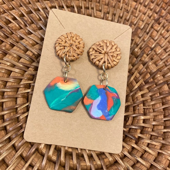 Fun and sassy earrings - Picture 1 of 3